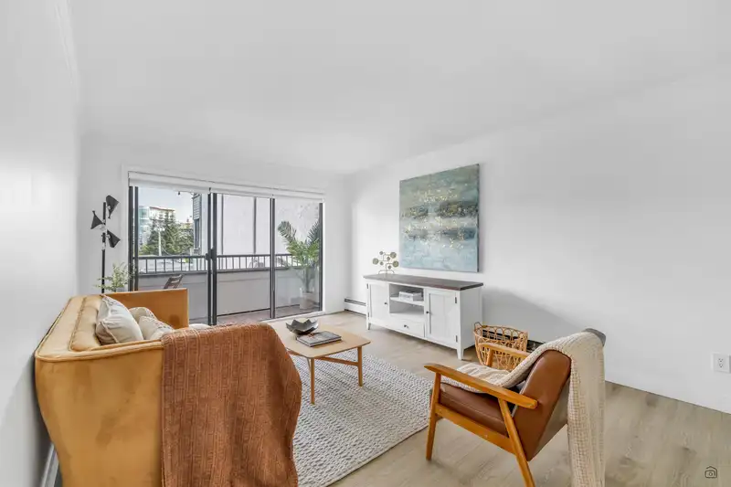 208 20420 54 AVENUE - photo 1 of 10