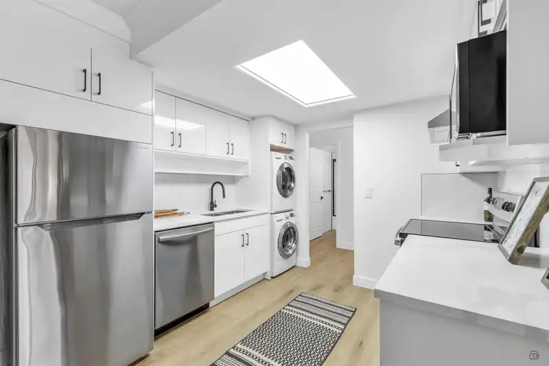 208 20420 54 AVENUE - photo 4 of 10
