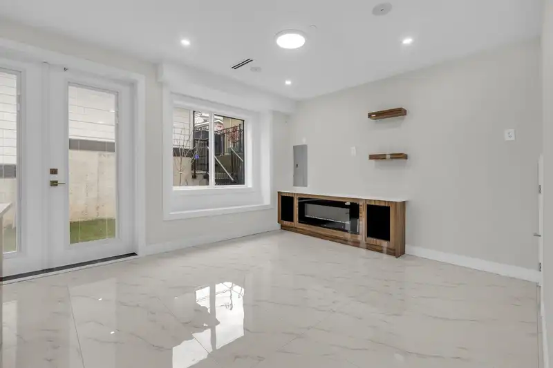 4325 KAMLOOPS STREET - photo 4 of 21