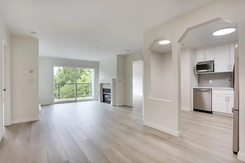 302 20727 DOUGLAS CRESCENT - photo 3 of 27