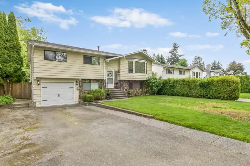 6154 171A STREET - photo 2 of 34