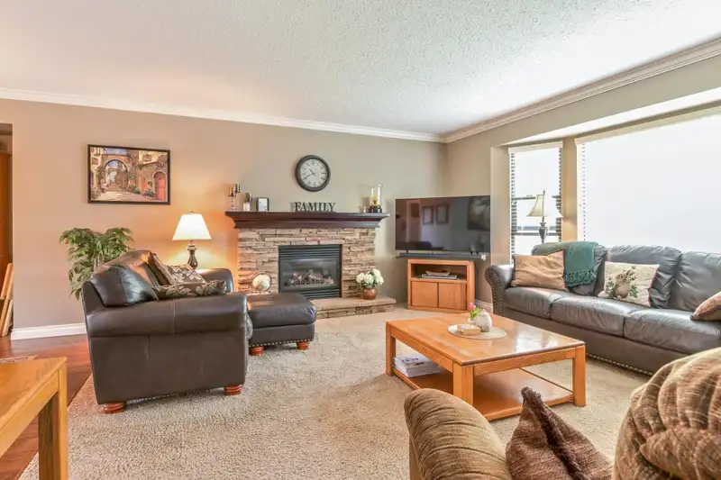 6154 171A STREET - photo 3 of 34