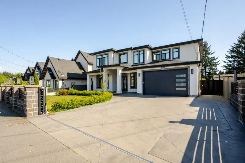 12560 90 AVENUE - photo 2 of 39