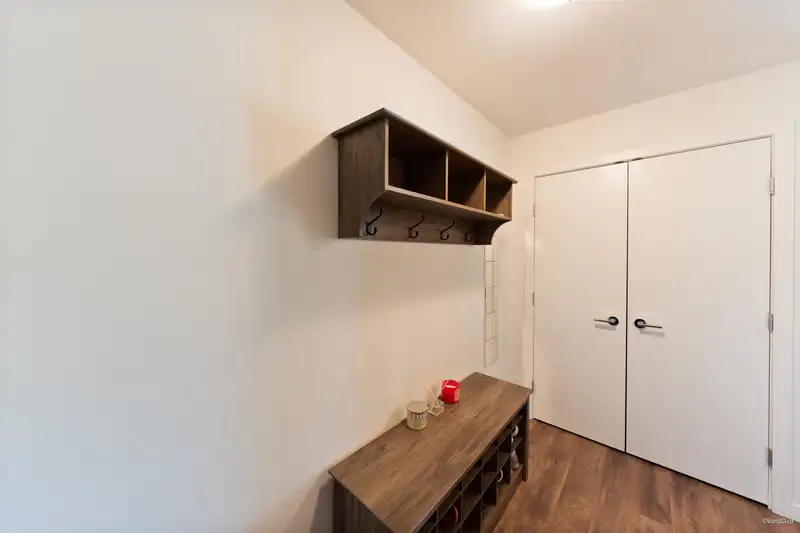 208 717 BRESLAY STREET - photo 2 of 32