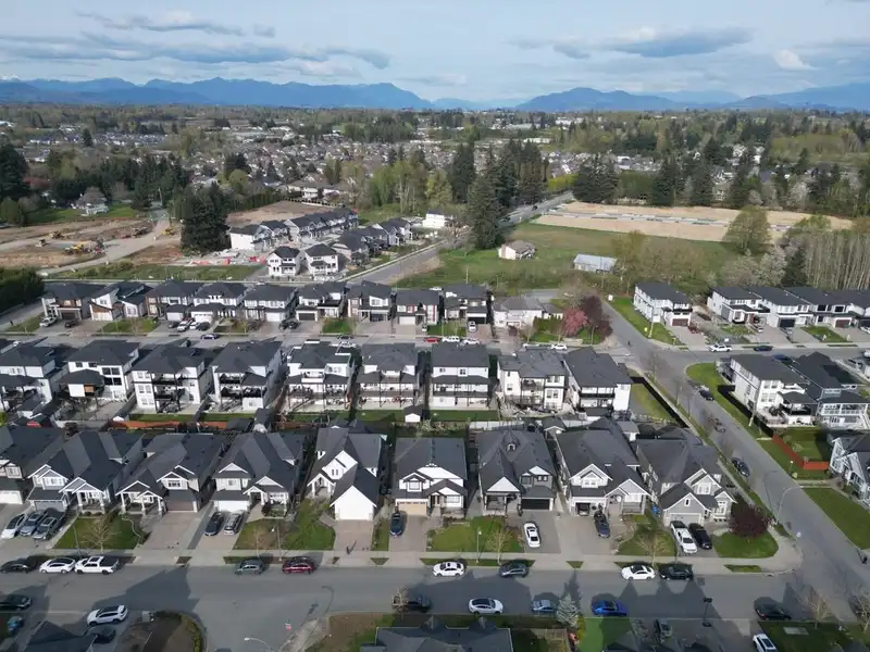 2617 RAILCAR CRESCENT - photo 4 of 35