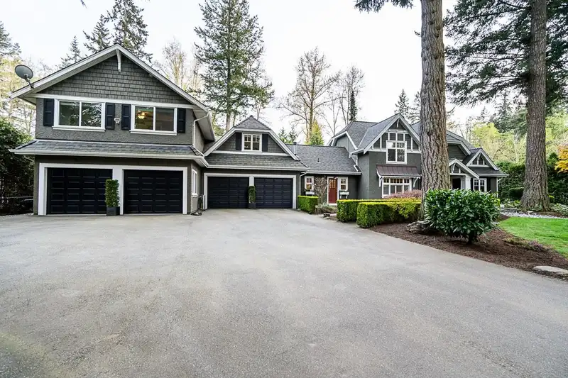 14322 26 AVENUE - photo 2 of 40