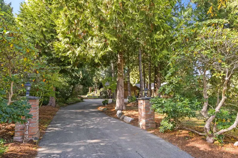 2143 180 STREET - photo 3 of 40