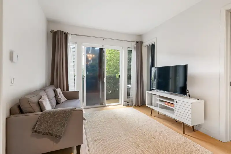 109 215 BROOKES STREET - photo 4 of 34