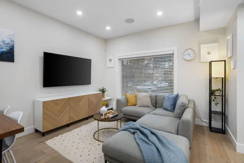 3187 PRINCE EDWARD STREET - photo 4 of 33