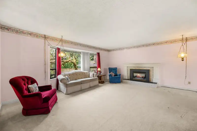 9507 204B STREET - photo 4 of 39