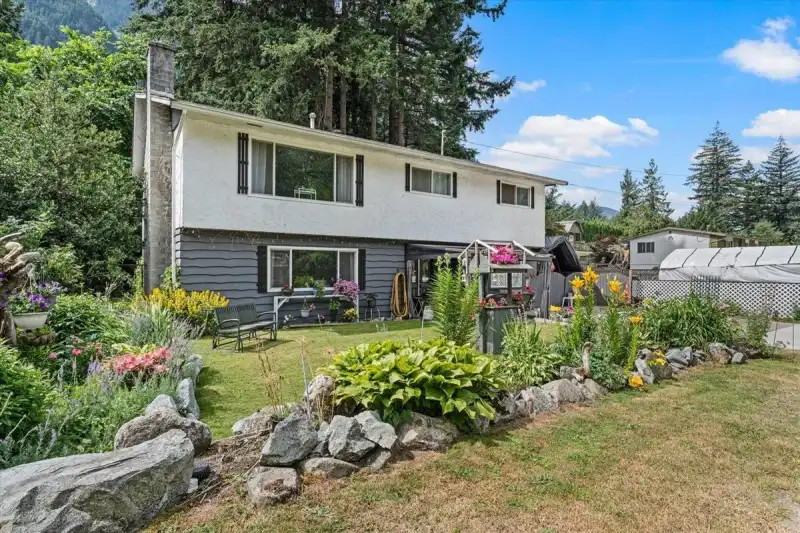 300 ROBERTSON CRESCENT - photo 1 of 39