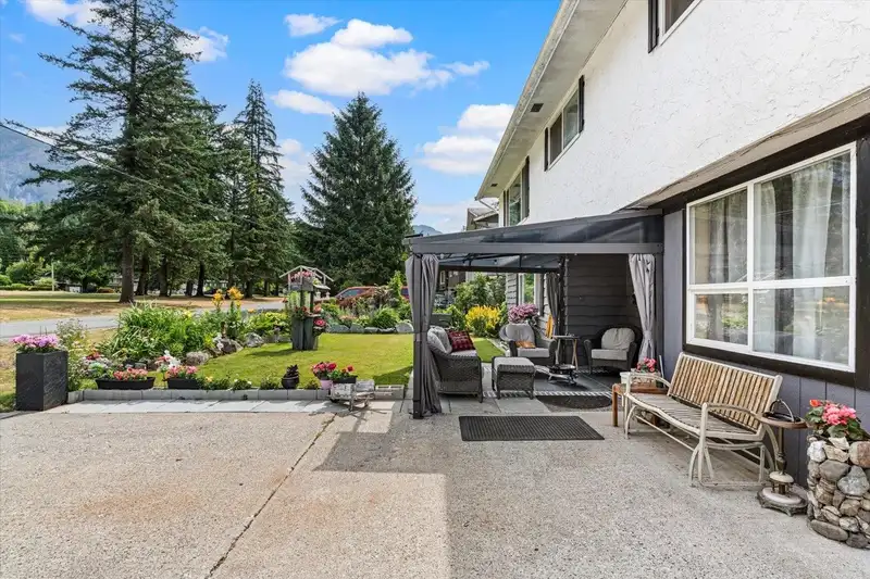 300 ROBERTSON CRESCENT - photo 2 of 39