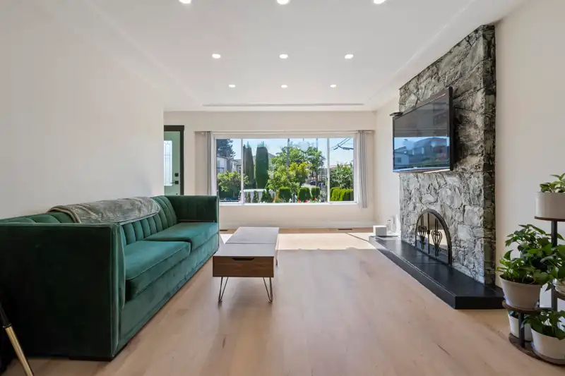 4136 SKEENA STREET - photo 4 of 28