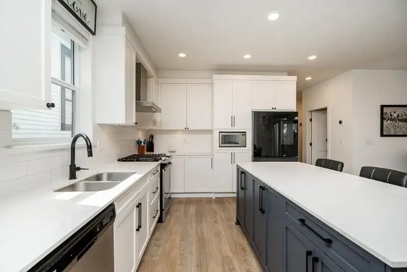 15 6897 201 STREET - photo 2 of 38