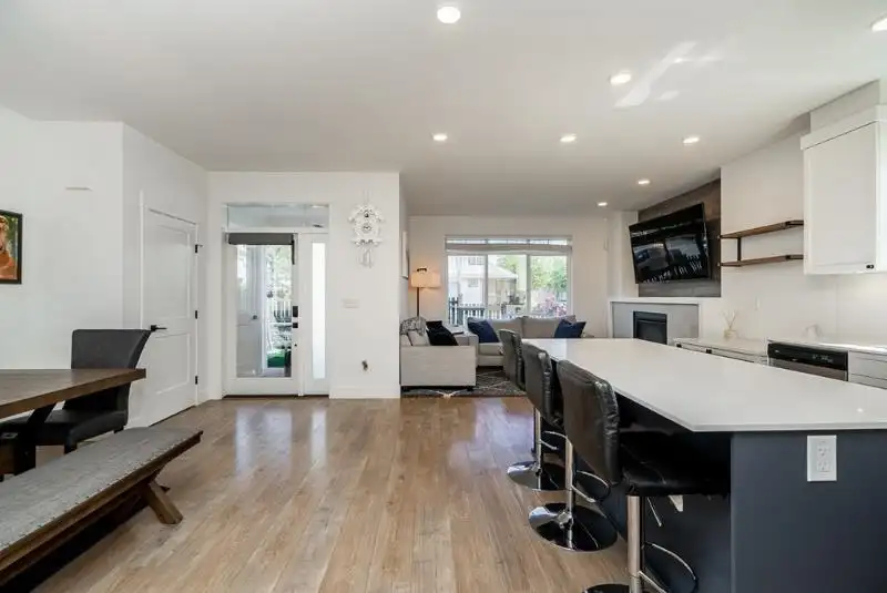 15 6897 201 STREET - photo 4 of 38